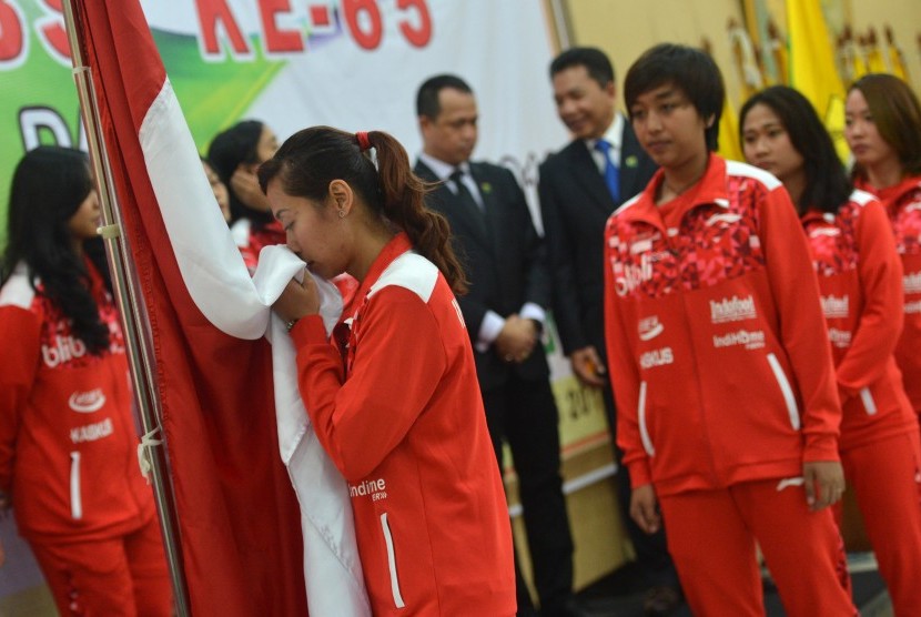 Pebulutangkis putri anggota tim Uber Indonesia Maria Febe Kusumastuti mencium bendera merah putih saat pelepasan Tim Thomas dan Uber 2016 di Pelatnas PBSI, Cipayung, Jakarta, Senin (9/5). 