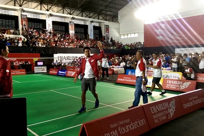 Pebulu tangkis Tontowi Ahmad melambaikan tangan ke arah para penonton jelang laga kontra legenda badminton Indonesia di lapangan GOR Turide Mataram, Sabtu (10/2) sore WITA.
