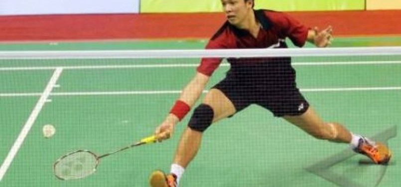 Pebulutangkis tunggal putera Indonesia, Taufik Hidayat, berusaha mengembalikan bola ke arah pebulutangkis tunggal putera Malaysia, Daren Liew, pada babak perempat final perorangan tunggal putera SEA Games XXVI di Stadion Istora Senayan Jakarta, Kamis (17/1