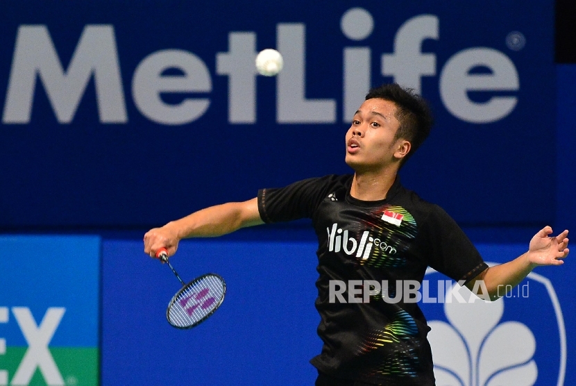 Pebulutangkis tunggal putra Indonesia Anthony Ginting menyeka keringatnya saat bertanding melawan tunggal putra Denmark Jorgensen pada kualifikasi BCA Indonesia Open Super Series 2016 di Istora Senayan, Jakarta, Rabu (1/6). 