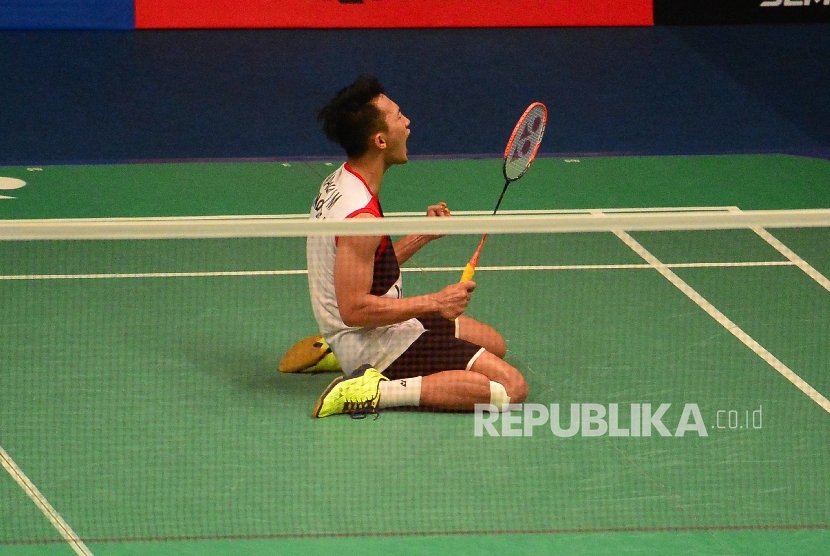  Pebulutangkis Tunggal Putra Indonesia Ihsan Maulana Mustofa melakukan selebrasi usai melawan pemain Inggris Rajiv Ouseph dalam Indonesia Open 2016 di Istora Senayan, Jakarta, Jumat (3/6). (Republika/Tahta Aidilla)