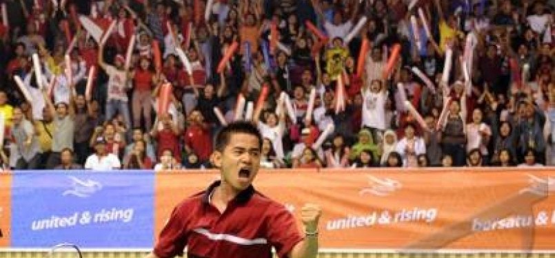 Pebulutangkis tunggal putra Indonesia Simon Santoso meluapkan emosinya seusai mengalahkan pebulutangkis Malaysia Daren Liew pada babak final beregu putra SEA Games XXVI di Istora Senayan, Jakarta, Selasa (15/11). 