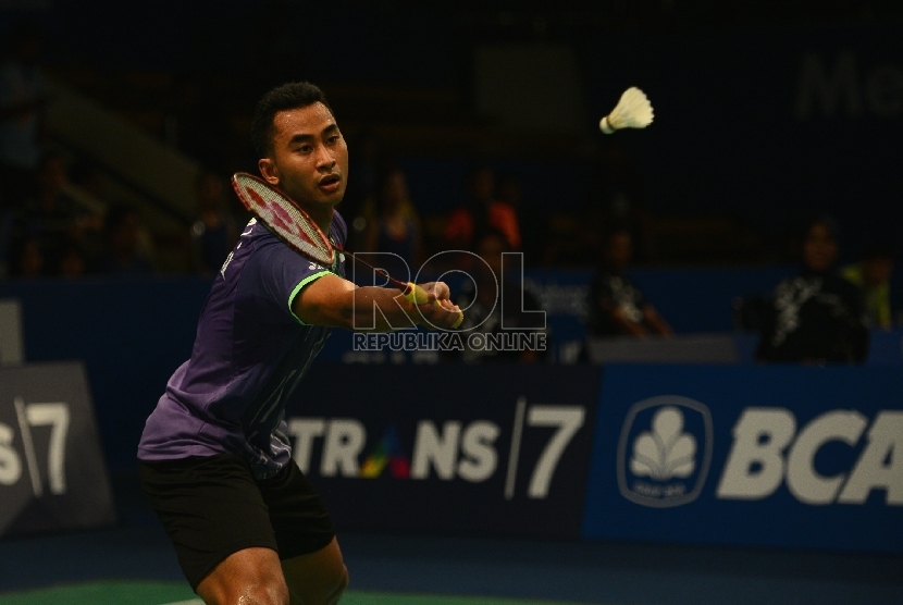 Pebulutangkis tunggal putra Indonesia Tommy Sugiarto berhasil mengalahkan pebulutangkis Cina Lin Dan pada turnamen bulutangkis BCA Indonesia Open Superseries Premier 2015 di Istora Senayan, Jakarta, Selasa (2/6). (Republika/Edwi Dwi Putranto)