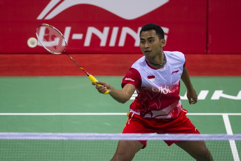  Pebulutangkis tunggal putra Indonesia, Tommy Sugiarto, mengembalikan kok ke arah pebulutangkis Singapura, Derek Wong, dalam partai pertama penyisihan Grup A Piala Thomas 2014 di Stadion Bulutangkis, Siri Fort Sport Complex, New Delhi, India, Senin (19/5).