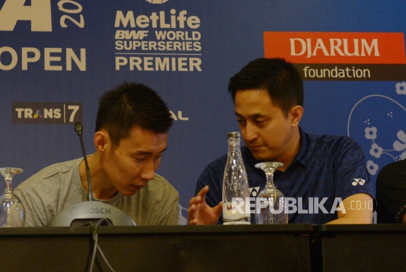 Pebulutangkis Tunggal Putra Malaysia Lee Chong Wei berbincang bersama Mantan Pebulutangkis Indonesia Ricky Subagja saat menggelar konferensi pers di Jakarta, Ahad (29/5). (Republika/ Raisan Al Farisi)