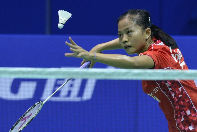 Pebulutangkis tunggal putri Indonesia Fitriani mengembalikan kok ke arah lawannya pebulutangkis tunggal putri Bulgaria Petya Nedelcheva pada pertandingan penyisihan Grup C Piala Uber 2016 di Kunshan Sport Center Gymnasium, Tiongkok, Minggu (15/5). 