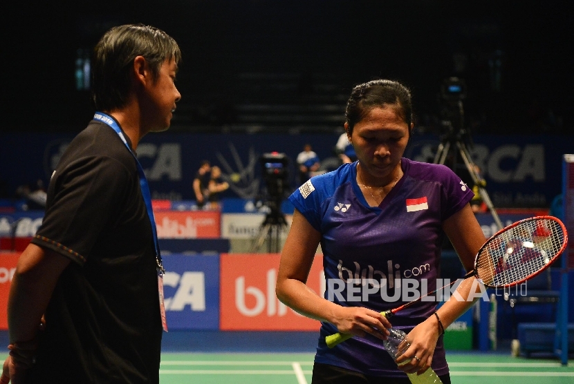  Pebulutangkis tunggal putri Indonesia Lindaweni Fenetri membiarkan bola saat bertanding melawan tunggal putri Line Kjaersfeldt pada kualifikasi BCA Indonesia Open Super Series Premier 2016 di Istora Senayan Jakarta, Selasa(31/5)