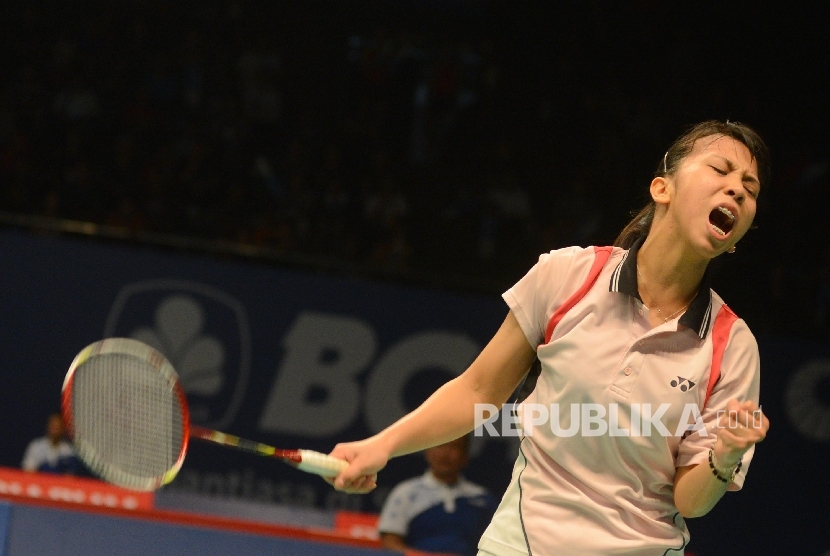 Pebulutangkis tunggal putri Indonesia Lyanny Alessandra Mainaky mengembalikan bola saat bertanding pada kualifikasi BCA Indonesia Open Super Series Premier 2016 di Istora Senayan Jakarta, Senin (30/5). (Republika/Raisan Al Farisi)