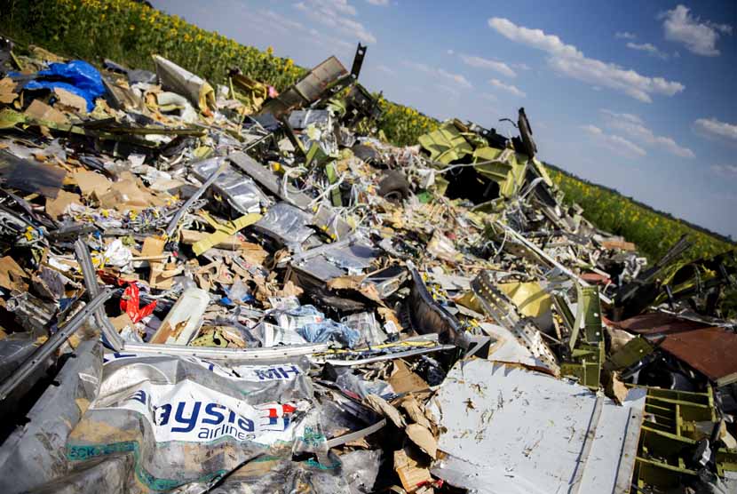 Pecahan badan pesawat MH17 Malaysia Airlines yang hancur di dekat Desa Rozsypne, timur Ukraina, 3 Agustus. 