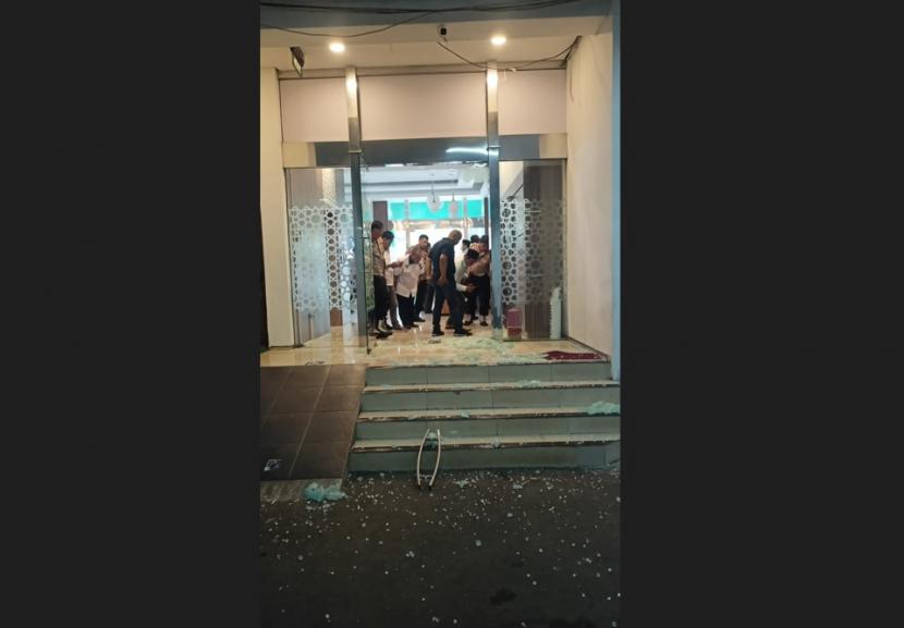 Pecahan kaca berserakan di lokasi insiden penembakan di Kantor Majelis Ulama Indonesia (MUI) di Jalan Proklamasi, Jakarta Pusat, pada Selasa (2/5/2023) siang.