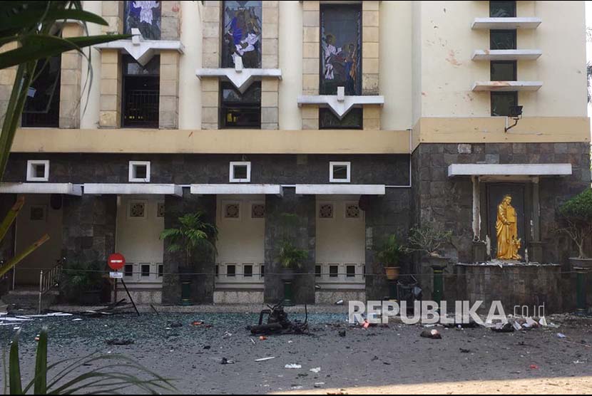 Pecahan kaca di Gereja Santa Maria akibat serangan bom, Ahad (13/5).