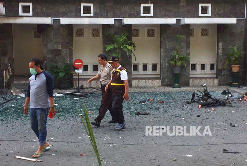 Pecahan kaca di Gereja Santa Maria akibat serangan bom, Ahad (13/5).