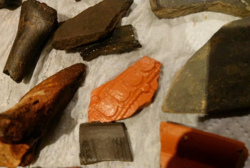 Pecahan-pecahan tembikar Romawi ditemukan di pusat kota Colchester, Inggris.