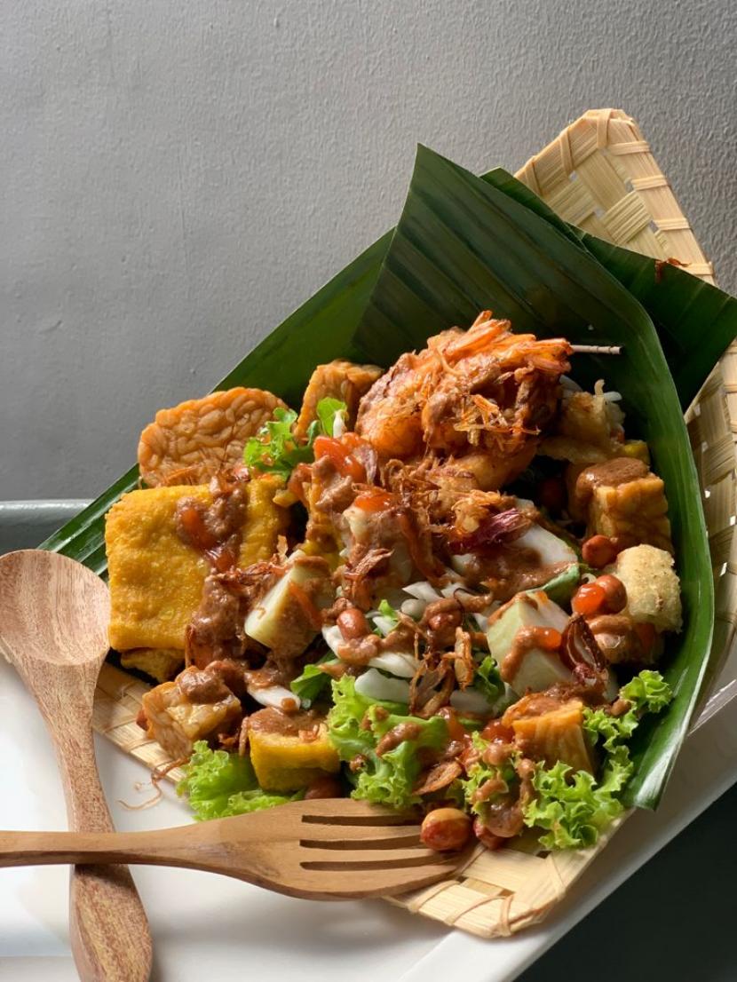 Pecel tahu gimbal dari Aloft Jakarta Wahid Hasyim hadir dalam festival Rasa Kuliner by Marriott Bonvoy di Central Park.