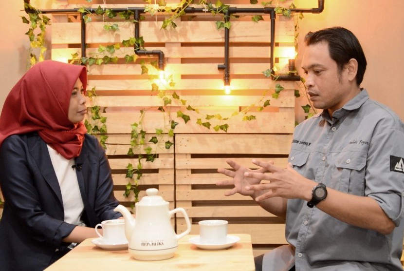 Pecinta alam, Dion (kanan) bersama jurnalis Republika, Yeyen Rostiyani (kiri)