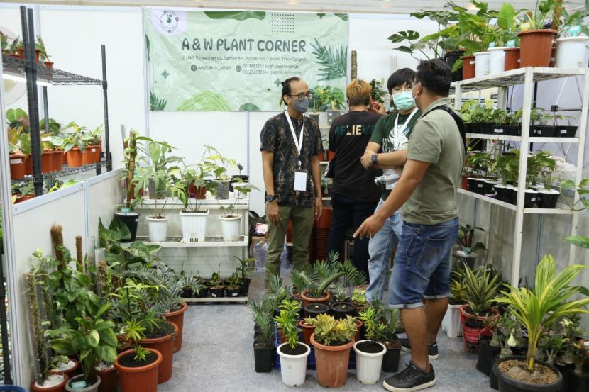 Pecinta tanaman mengunjungi pameran dan konvensi, Floriculture Indonesia International (FLOII) Convex 2022 di Hall A Jakarta Convention Center (JCC), Jakarta, Sabtu (15/10). FLOII Convex 2022 berlangsung pada 14-16 Oktober 2022.