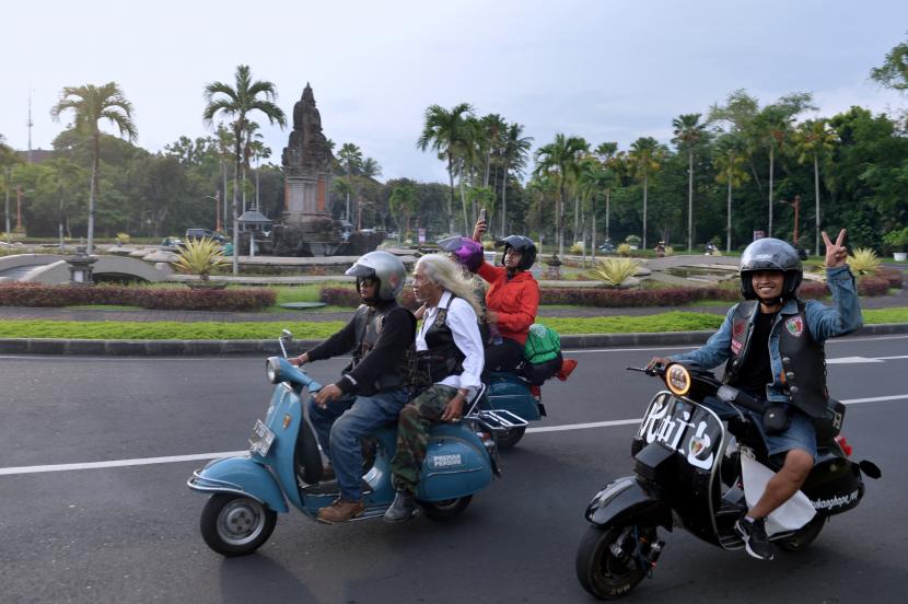 Pecinta vespa mengendarai sepeda motornya saat Vespa World Days (VWD) 2022 di Nusa Dua, Bali, Jumat (10/6/2022). Kegiatan yang digelar di Bali tersebut diikuti sekitar 8.600 peserta dari berbagai negara yaitu merupakan penyelenggaraan Vespa World Days pertama di luar benua Eropa yang berlangsung hingga 12 Juni 2022. 