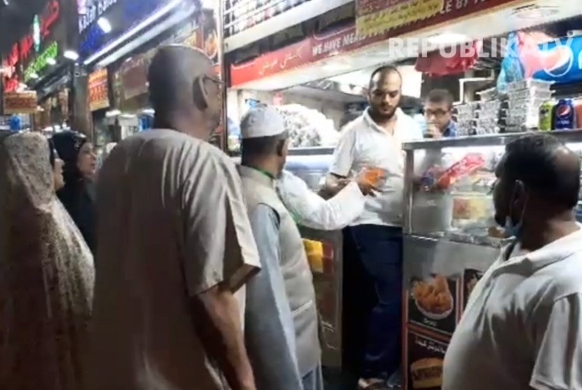 Pedagang aneka makanan di Makkah. Pedagang Makkah Senang Musim Haji Kembali