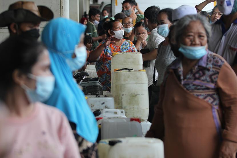 Pedagang antre membeli minyak goreng curah di Pasar Tambahrejo, Surabaya, Jawa Timur, Jumat (18/2/2022). Minyak goreng curah yang dijual khusus untuk pedagang seharga Rp10.500 per liter dan harus dijual kembali ke masyarakat dengan harga tertinggi Rp11.500 per liter. 