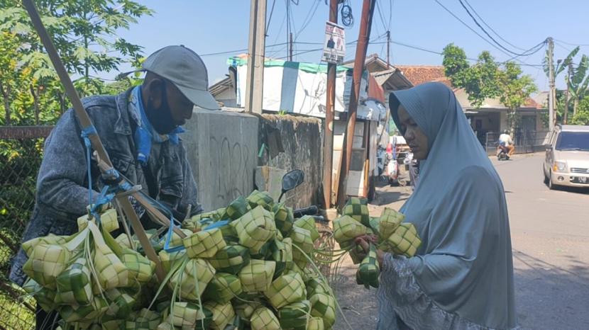 Pedagang anyaman ketupat marak berjualan di Kota Sukabumi, Rabu