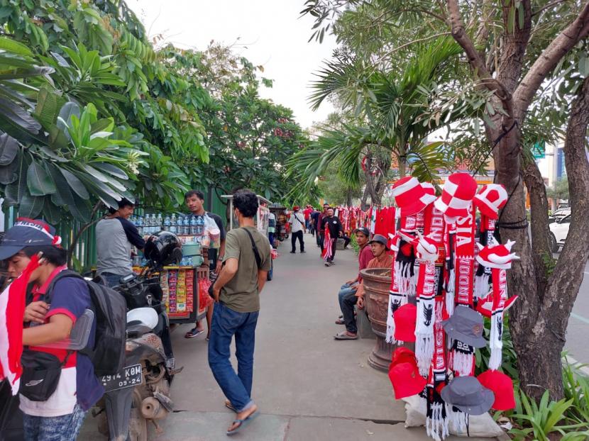 Pedagang atribut suporter menjajakan dagangan di sekitar Stadion Patriot Candrabhaga, Kota Bekasi, Sabtu (2/7/2022). 