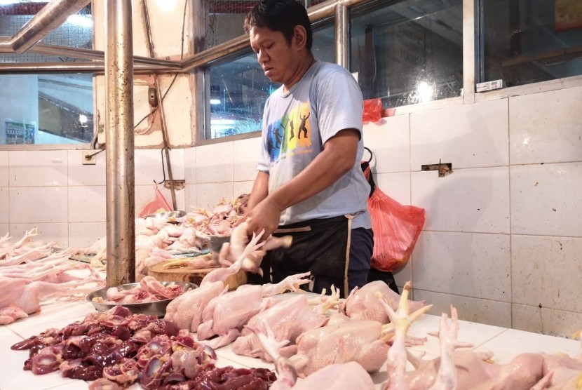 Pedagang ayam potong di pasar.
