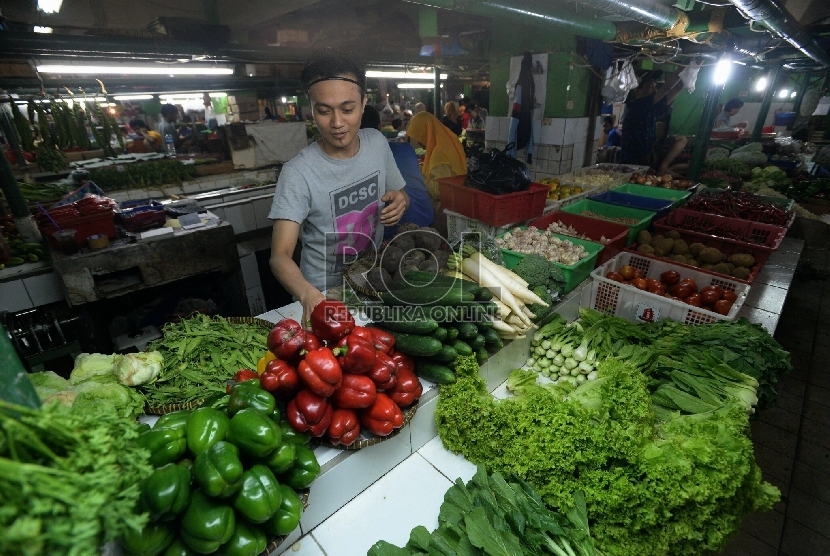 Pedagang bahan pokok menata dagangannya di Pasar Jatinegara, Jakarta, Selasa (20/1). ( Republika/Prayogi)