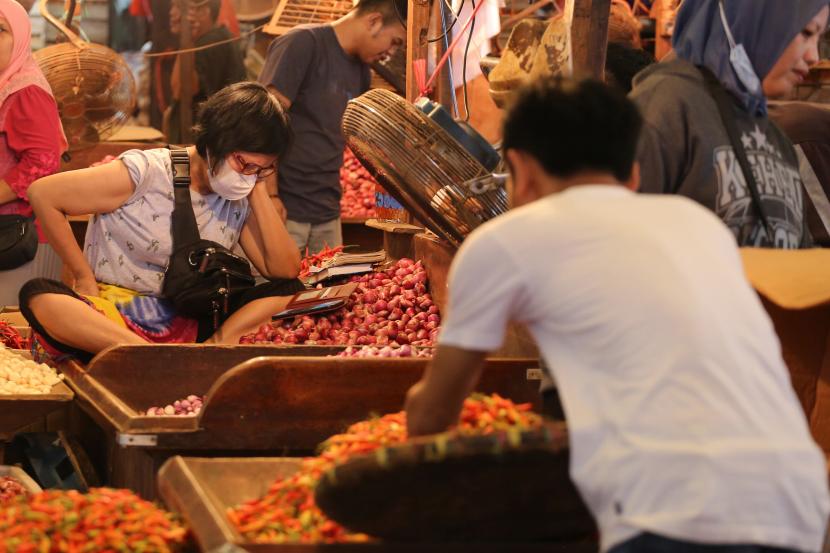 Pedagang bawang merah menunggu pembeli di Pasar Induk, Kramat Jati, Jakarta, Kamis (1/9/2022). Badan Pusat Statistik (BPS) mencatat deflasi sebesar 0,21 persen secara Month-to-Month (MTM) pada bulan Agustus 2022 atau adanya penurunan Indeks Harga Konsumen (IHK) dari 111,8 pada Juli menjadi 111,57 pada Agustus dengan komoditas penyumbang deflasi berasal dari bawang merah, cabai merah, cabai rawit, minyak goreng dan daging ayam ras. 