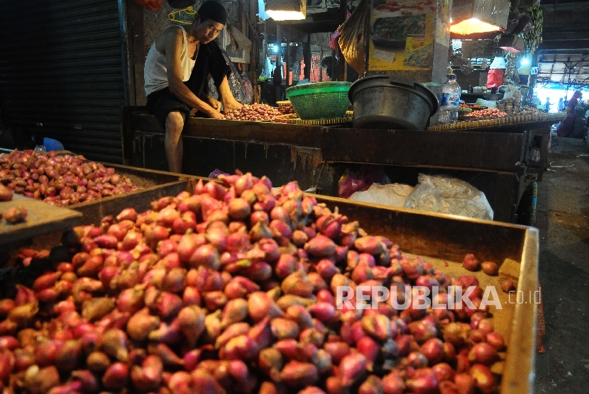 Pedagang bawang merah menunggu pembeli di Pasar Senen, Jakarta, Senin (27/3). 