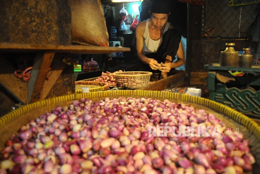 Pedagang bawang merah menunggu pembeli di Pasar Senen, Jakarta, Senin (27/3).