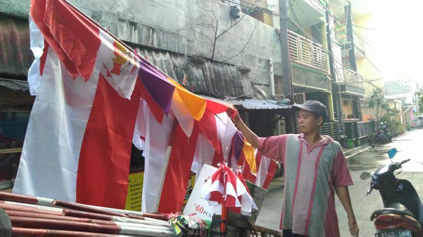 Pedagang bendera di Koja, Jakarta Utara, sedang menunggu pembeli, Ahad (2/8).