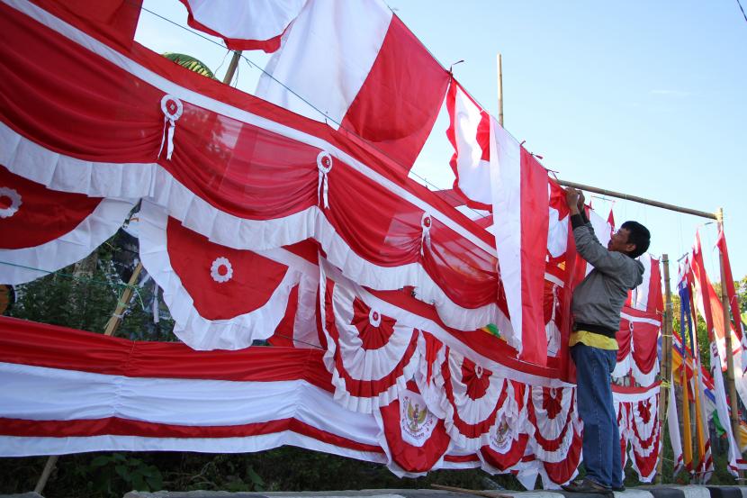 Pedagang bendera musiman menata jualannya(ilustrasi). Pedagang bendera di Medan, Sumatra Utara, menaati aturan ketika berjualan di kaki lima.