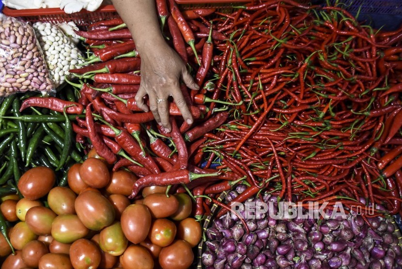 Musim hujan mengakibatkan harga sayur di sejumlah wilayah Indonesia naik.