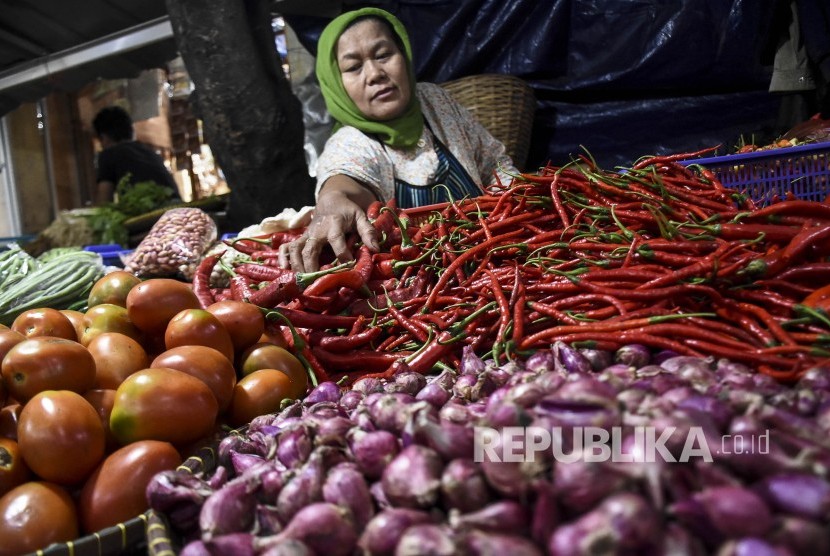 Pedagang beraktivitas di kiosnya saat sidak pasar jelang Natal dan Tahun Baru di Pasar Kosambi, Jalan Ahmad Yani, Kota Bandung, Jumat (20/12). 