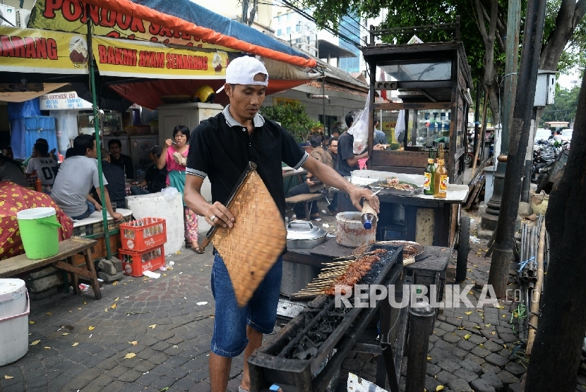 Pedagang beraktivitas melayani pembeli di kawasan Jalan Sabang, Jakarta Pusat. Pemkot Jakpus akan menata ulang pedagang kaki lima (PKL) yang berjualan di kawasan Sabang.  (Republika/Prayogi)