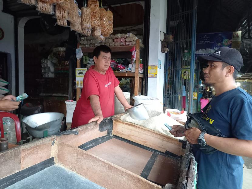 Pedagang beras melayani pembeli di Pasar Cikurubuk Kota Tasikmalaya, Jumat (2/12/2022). 