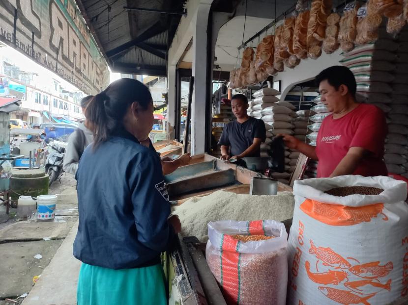 Pedagang beras melayani pembeli. Di Indramayu, Jawa Barat, harga beras mulai mengalami kenaikan.