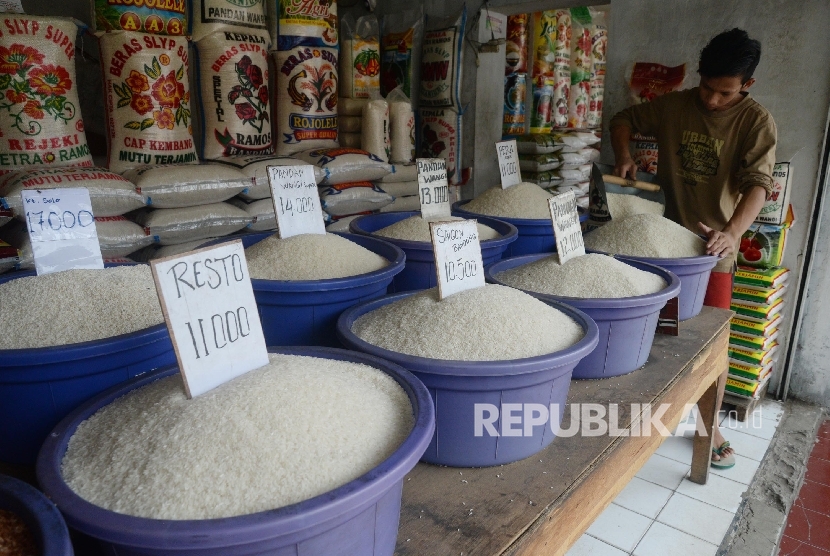 Pedagang sedang menata beras. (ilustrasi)
