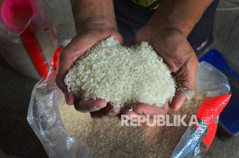 Pedagang beras menunjukkan barang dagangannya di Pasar Baru, Kudus, Jawa Tengah, Jumat (9/4). Badan Pusat Statistik (BPS) mencatat terdapat penurunan harga beras premium di tingkat penggilingan sebesar 0,46 persen menjadi 9.456 per kilogram (kg) dari harga bulan sebelumnya.