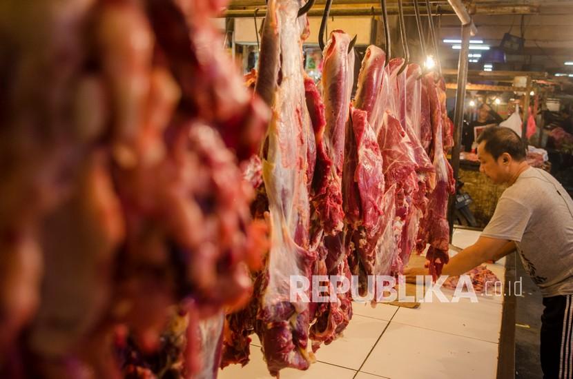 Pedagang berjualan daging sapi di Los Daging Pasar Ciroyom, Bandung, Jawa Barat, Jumat (22/1/2021). Harga daging sapi yang mulai naik menjadi Rp. 120 ribu hingga Rp. 130 ribu perkilogramnya membuat sebagian pedagang di Pasar Ciroyom tersebut memilih untuk mogok dan sebagian tetap berjualan meski sepi peminat. 
