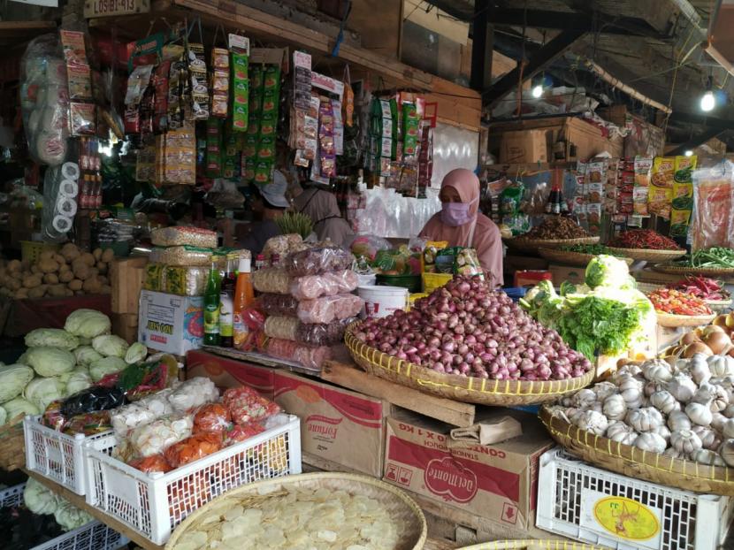 Pedagang berjualan di Pasar Cikurubuk, Kota Tasikmalaya, Ahad (17/5).
