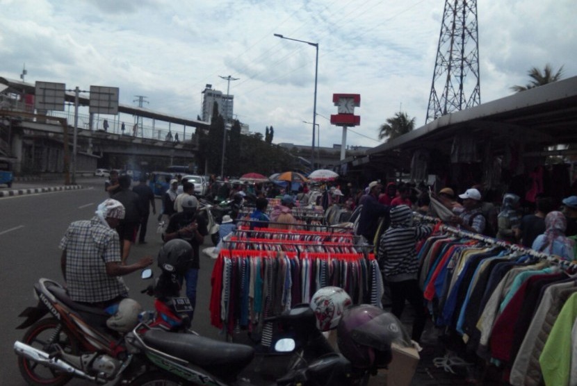 Pedagang Blok I dan II Pasar Senen yang menjadi korban kebakaran kini terpaksa berjualan di pinggir jalan sambil menunggu relokasi ke Blok V Pasar Senen, Rabu (25/1).