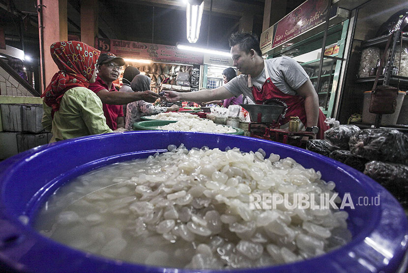 Pedagang buah kolang-kaling menjajakan dagangannya di Pasar Tradisional Beringharjo, Yogyakarta, Jumat (18/5).
