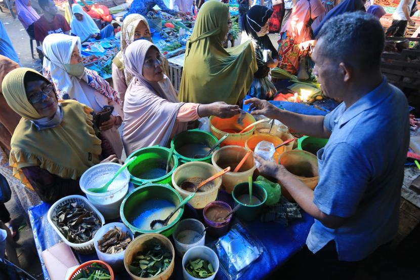 Pedagang bumbu dapur melayani pembeli di Pasar Ulee Kareng, Banda Aceh, Aceh, Ahad (1/5/2022). Tiga Keutamaan Bekerja Bagi Muslim