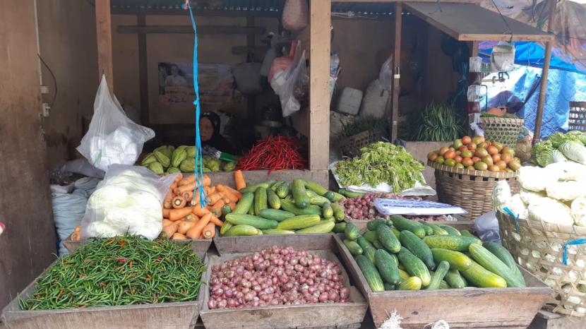 Pedagang cabai dan sayuran di Pasar Legi Solo, menata dagangannya, Selasa (28/12). 