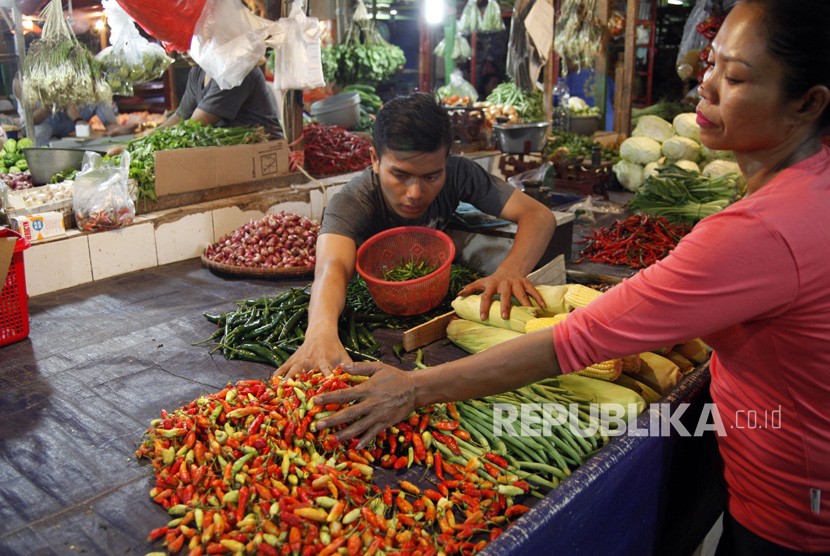 Pedagang cabai melayani pembeli di Pasar Cibinong, Bogor, Jawa Barat, Jumat (9/8/2019). 