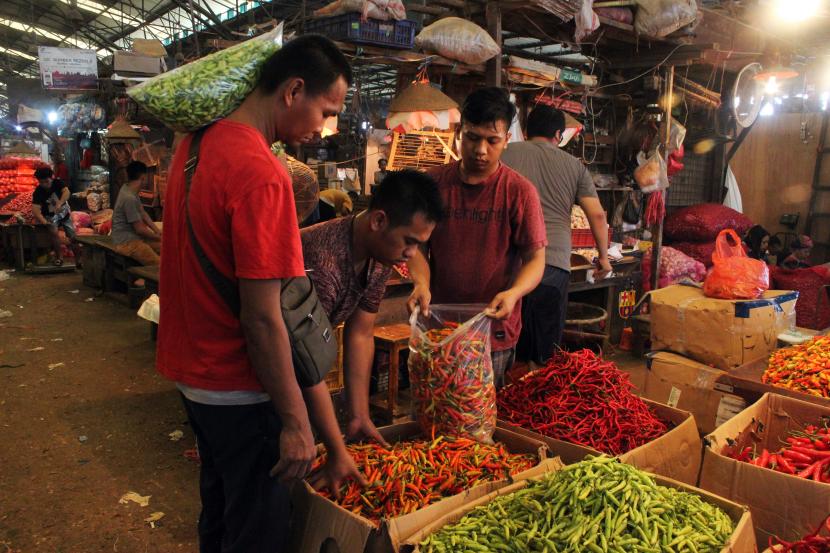 Pedagang cabai melayani pembeli di Pasar Induk Kramat Jati, Jakarta. Menteri Keuangan Sri Mulyani mengatakan permasalahan gangguan rantai pasok pangan berpotensi menaikkan tingkat inflasi. 