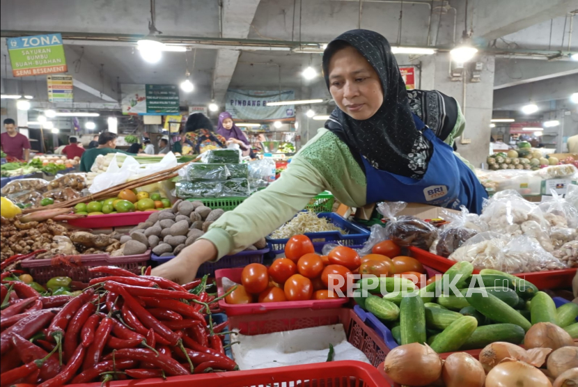 Pedagang cabai tengah merapihkan barang dagangannya di Pasar Kosambi Kota Bandung, Jumat (20/12/2024). 