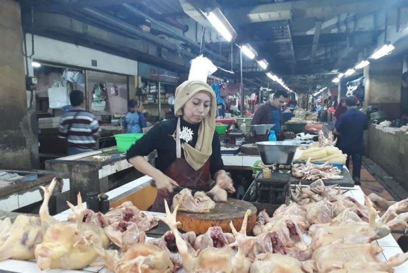 Pedagang daging ayam di Pasar Wonokromo.