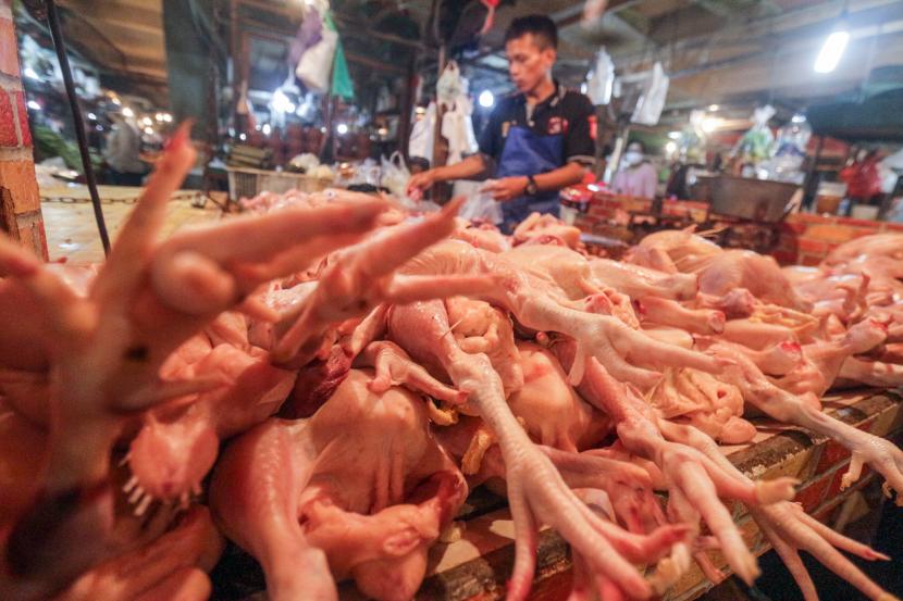Pedagang daging ayam melayani pembeli di pasar (ilustrasi). Harga beberapa bahan pokok di pasar tradisional di Kabupaten Jember, Jawa Timur, merangkak naik menjelang Hari Raya Idul Adha 1443 Hijriah. Di antaranya karena pasokan berkurang dan permintaan meningkat.